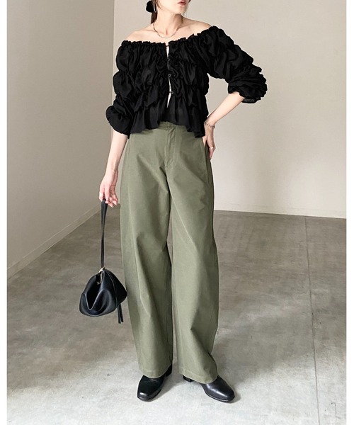 She's Closet(シーズクローゼット)の「2WAY オフショルダー 長袖 パフスリーブ クシュクシュシャーリングブラウス(シャツ/ブラウス・レディース・ブラック/ブラウン/アイボリー/テラコッタ・FREE)」の5枚目の写真