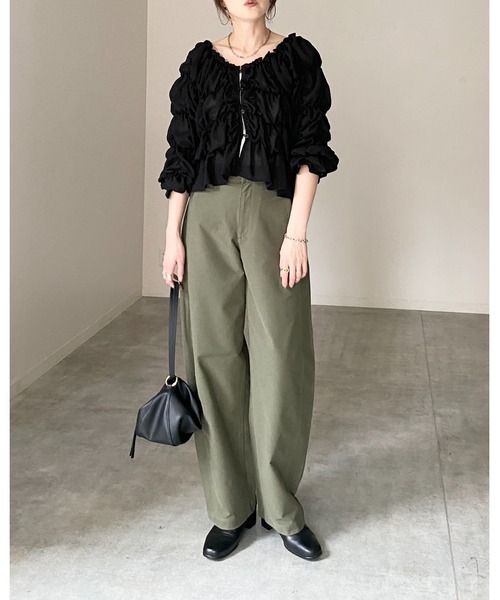 She's Closet(シーズクローゼット)の「2WAY オフショルダー 長袖 パフスリーブ クシュクシュシャーリングブラウス(シャツ/ブラウス・レディース・ブラック/ブラウン/アイボリー/テラコッタ・FREE)」の6枚目の写真
