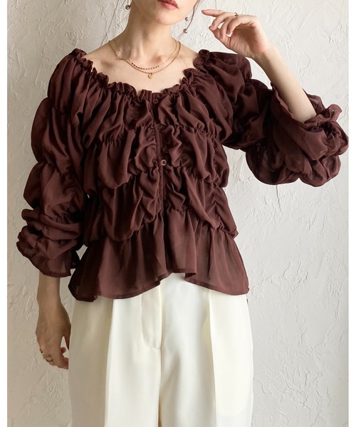 She's Closet(シーズクローゼット)の「2WAY オフショルダー 長袖 パフスリーブ クシュクシュシャーリングブラウス(シャツ/ブラウス・レディース・ブラック/ブラウン/アイボリー/テラコッタ・FREE)」の8枚目の写真