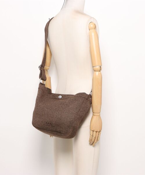 A.P.C.（アーペーセー）の「BESACE JOURNAL SMALL（ボディバッグ/ウエストポーチ・メンズ・ブラウン系その他・ONESIZE）」の5枚目の写真