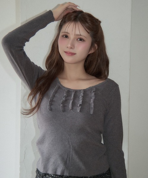 TITTY&CO.(ティティーアンドコー)の「フロントフリルリブニット(ニット/セーター・レディース・グレー/チャコールグレー・FREE)」の2枚目の写真