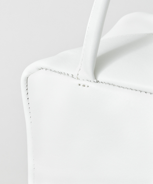 かぐれ(カグレ)の「MORMYRUS 別注 Leather cube tote(ショルダーバッグ・レディース・ホワイト/ブラック/ネイビー/レッド・FREE)」の20枚目の写真