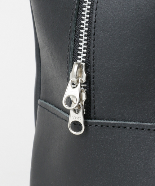 かぐれ(カグレ)の「MORMYRUS 別注 Leather cube tote(ショルダーバッグ・レディース・ホワイト/ブラック/ネイビー/レッド・FREE)」の21枚目の写真