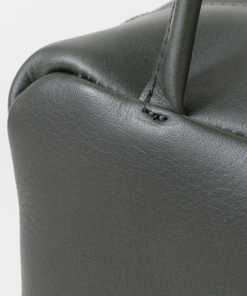 かぐれ(カグレ)の「MORMYRUS 別注 Leather cube tote(ショルダーバッグ・レディース・ホワイト/ブラック/ネイビー/レッド・FREE)」の10枚目の写真