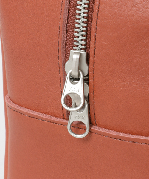 かぐれ(カグレ)の「MORMYRUS 別注 Leather cube tote(ショルダーバッグ・レディース・ホワイト/ブラック/ネイビー/レッド・FREE)」の11枚目の写真