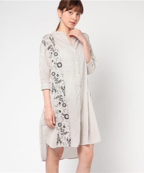 LBC(エルビーシー)の「刺繍ストライプワンピース (ワンピース・レディース・ブルー/ブラック/ホワイト・MEDIUM/LARGE)」の1枚目の写真