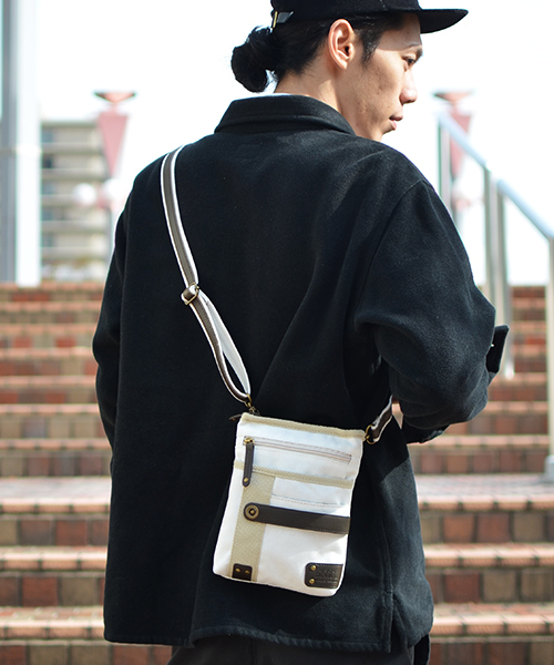DEVICE(デバイス)の「DEVICE クロスロード キャンバス 2WAY シザーバッグ ポーチ ショルダーバッグ(ショルダーバッグ・メンズ・ブラック/ブラウン/カーキ/ナチュラル・FREE)」の3枚目の写真