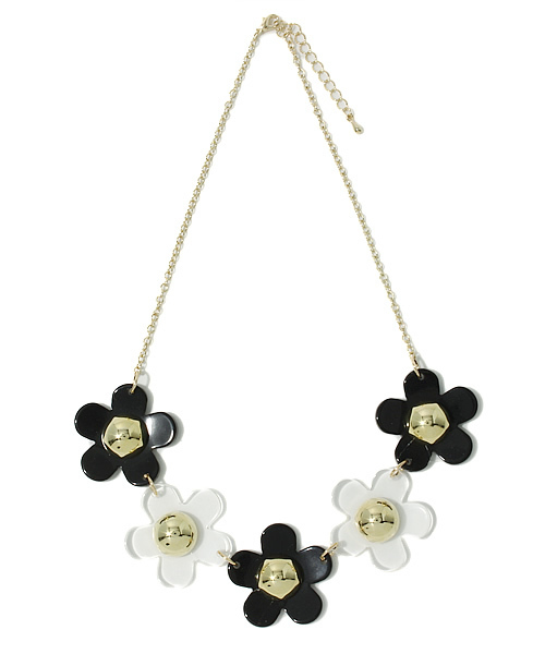 mystic（ミスティック）の「フラワーネックレス（ネックレス・レディース・ホワイト/ブラック・ﾌﾘ-）」の2枚目の写真