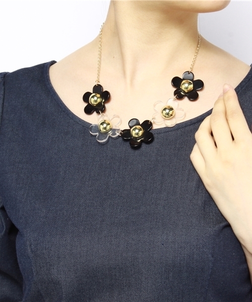 mystic（ミスティック）の「フラワーネックレス（ネックレス・レディース・ホワイト/ブラック・ﾌﾘ-）」の4枚目の写真