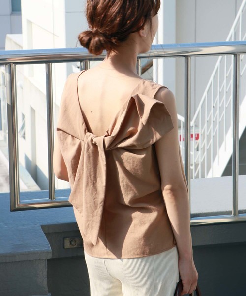 HER CLOSET(ハークローゼット)の「【HERCLOSET】前後2WAYツイストリボンノースリトップス(シャツ/ブラウス・レディース・アイボリー/ベージュ/ブラック/マスタード/カーキ/ブルー系その他・M)」の1枚目の写真