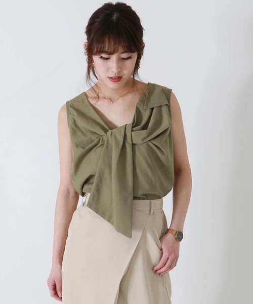 HER CLOSET(ハークローゼット)の「【HERCLOSET】前後2WAYツイストリボンノースリトップス(シャツ/ブラウス・レディース・アイボリー/ベージュ/ブラック/マスタード/カーキ/ブルー系その他・M)」の4枚目の写真