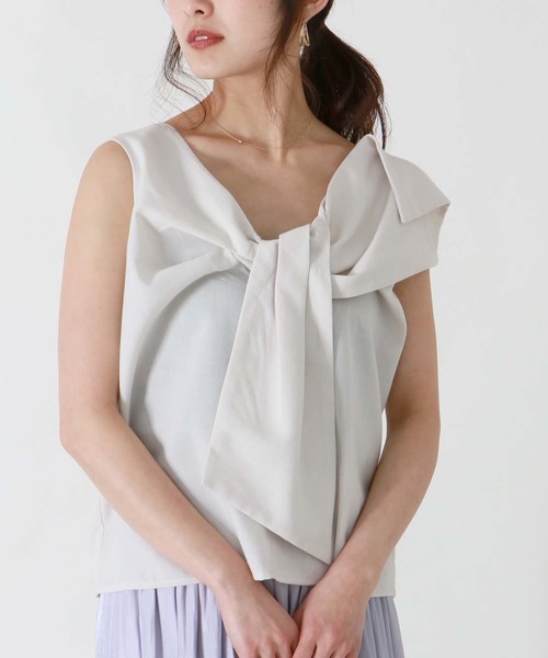 HER CLOSET(ハークローゼット)の「【HERCLOSET】前後2WAYツイストリボンノースリトップス(シャツ/ブラウス・レディース・アイボリー/ベージュ/ブラック/マスタード/カーキ/ブルー系その他・M)」の2枚目の写真