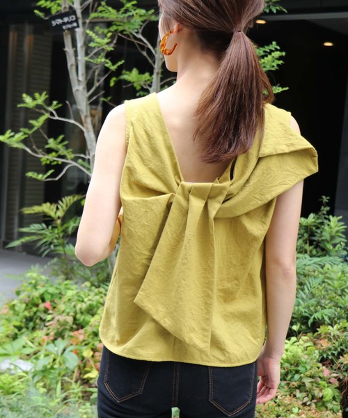 HER CLOSET(ハークローゼット)の「【HERCLOSET】前後2WAYツイストリボンノースリトップス(シャツ/ブラウス・レディース・アイボリー/ベージュ/ブラック/マスタード/カーキ/ブルー系その他・M)」の6枚目の写真