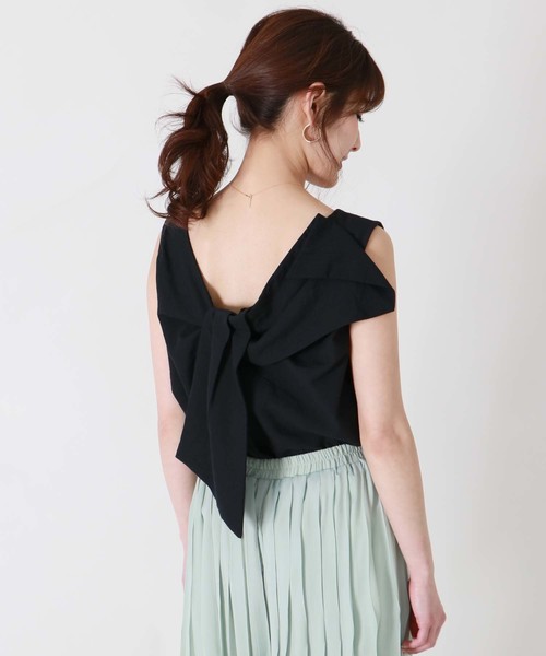 HER CLOSET(ハークローゼット)の「【HERCLOSET】前後2WAYツイストリボンノースリトップス(シャツ/ブラウス・レディース・アイボリー/ベージュ/ブラック/マスタード/カーキ/ブルー系その他・M)」の3枚目の写真