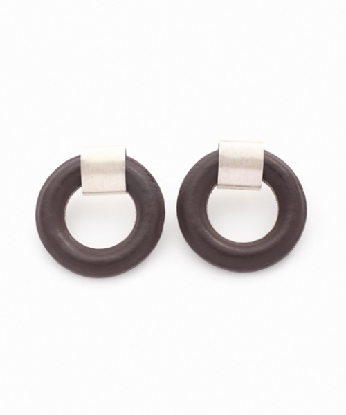 LAPUIS(ラピュイ)の「LeatherRingPierce(ピアス(両耳用)・レディース・ダークブラウン/ベージュ/キャメル・FREE)」の6枚目の写真