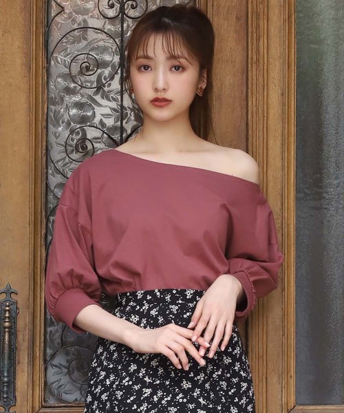 one after another NICE CLAUP(ワンアフターアナザーナイスクラップ)の「ワンショルダー2wayトップス(Tシャツ/カットソー・レディース・オフホワイト/ブラウン/テラコッタ/ベージュ/グリーン・FREE)」の3枚目の写真