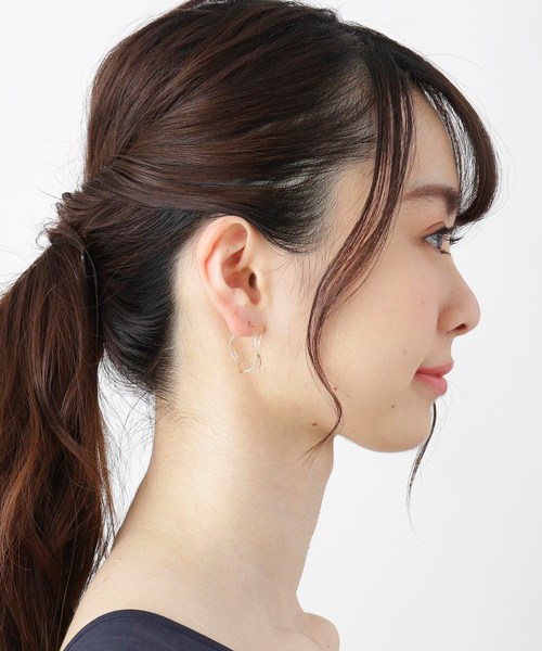COCOSHNIK(ココシュニック)の「K10ウェーブライン フープピアス 大(ピアス(両耳用)・レディース・ホワイト系その他7・00)」の5枚目の写真