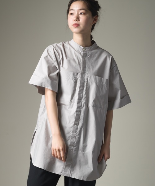 OMNES(オムネス)の「タイプライター 比翼バンドカラー半袖シャツ ビッグポケット(シャツ/ブラウス・レディース・ホワイト/ブラック/ライトグレー/ベージュ・FREE)」の4枚目の写真