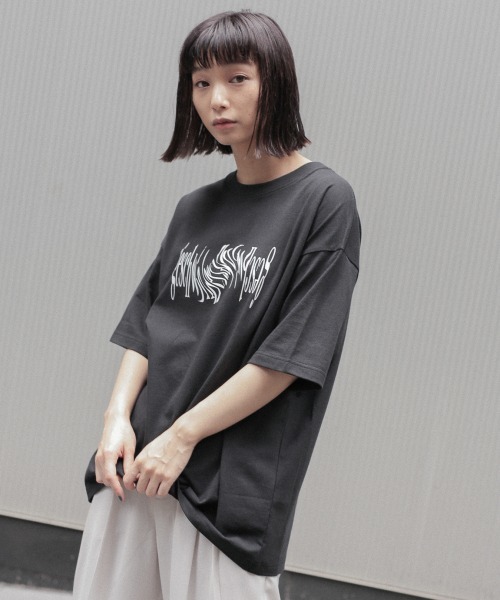 PBLIM（ページボーイリム）の「【PAGEBOYLIM】ミュージックアートTシャツ（Tシャツ/カットソー・レディース・ホワイト/ブラック・MEDIUM/X-LARGE）」の3枚目の写真