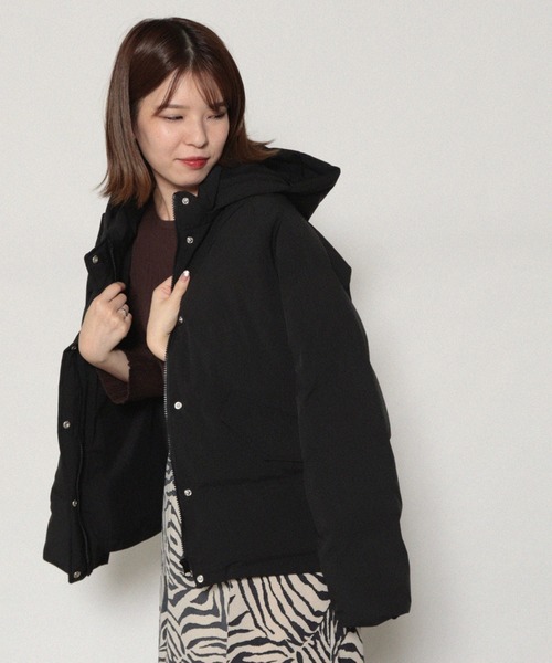 Cheek（チーク）の「フーディーシームレスショートダウン（ダウンジャケット/コート・レディース・ブラック/カーキ/グレイッシュベージュ・MEDIUM）」の2枚目の写真