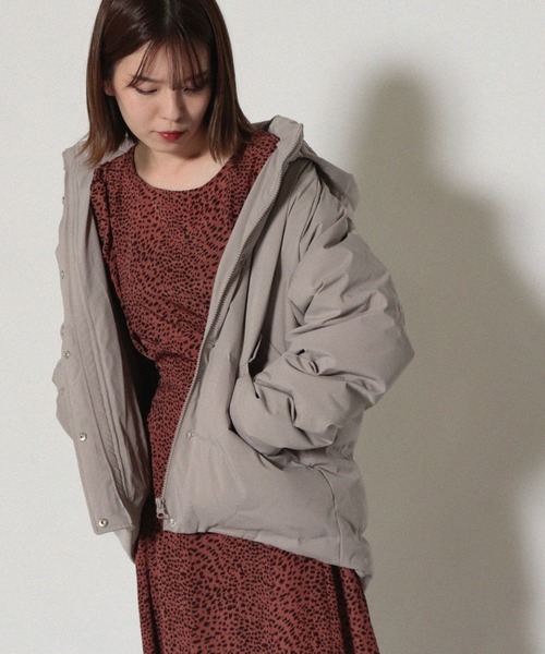 Cheek（チーク）の「フーディーシームレスショートダウン（ダウンジャケット/コート・レディース・ブラック/カーキ/グレイッシュベージュ・MEDIUM）」の4枚目の写真