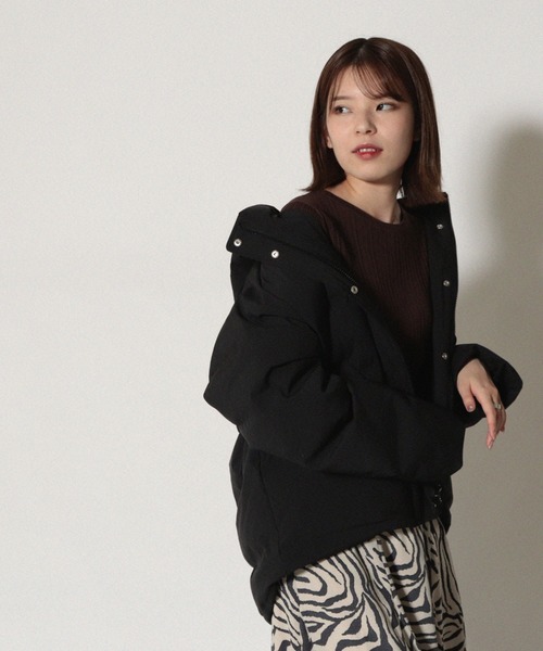 Cheek（チーク）の「フーディーシームレスショートダウン（ダウンジャケット/コート・レディース・ブラック/カーキ/グレイッシュベージュ・MEDIUM）」の17枚目の写真