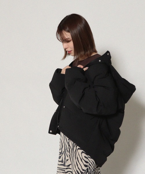 Cheek（チーク）の「フーディーシームレスショートダウン（ダウンジャケット/コート・レディース・ブラック/カーキ/グレイッシュベージュ・MEDIUM）」の6枚目の写真