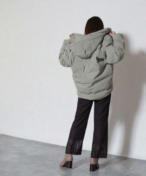 Cheek（チーク）の「フーディーシームレスショートダウン（ダウンジャケット/コート・レディース・ブラック/カーキ/グレイッシュベージュ・MEDIUM）」の9枚目の写真