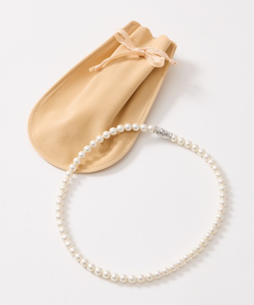 AIMER（エメ）の「【喪服用・WEB限定】マグネット式 6.5ｍｍ珠 貝パールネックレス（ネックレス・レディース・ホワイト/ブラック/グレー・FREE）」の2枚目の写真