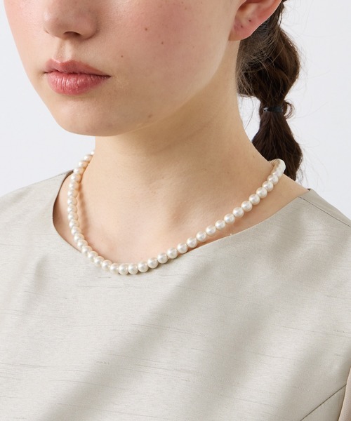 AIMER（エメ）の「【喪服用・WEB限定】マグネット式 6.5ｍｍ珠 貝パールネックレス（ネックレス・レディース・ホワイト/ブラック/グレー・FREE）」の7枚目の写真