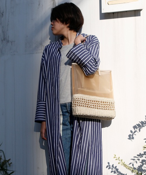 ACCOMMODE(アコモデ)の「シースルーカゴバッグ(かごバッグ・レディース・ラベンダー/ブラウン/ライトベージュ・FREE)」の4枚目の写真