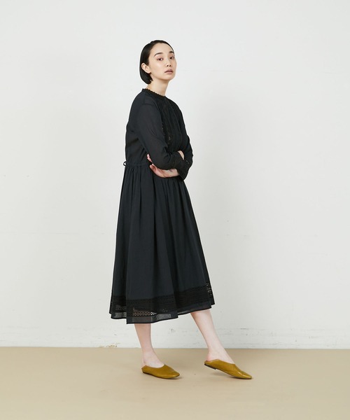 ADIEU TRISTESSE（アデュートリステス）の「インドアンティークレースワンピース（ワンピース・レディース・グレイッシュブルー/ブラック・38）」の4枚目の写真