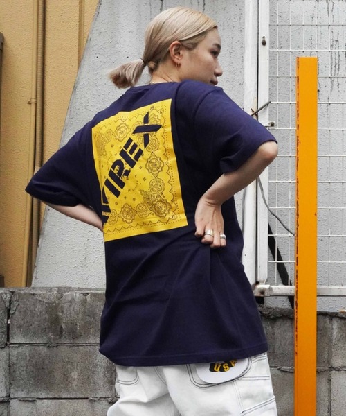 AVIREX（アヴィレックス）の「【WEB&DEPOT限定】バンダナプリント ボックスロゴティーシャツ/ BANDANA PRINT BOX LOGO T-SHIRT（Tシャツ/カットソー・レディース・ブラック/レッド/クリアレッド/ブラック系その他/ネイビー/ブルー・MEDIUM/LARGE/X-LARGE/XX-LARGE）」の4枚目の写真