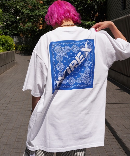 AVIREX（アヴィレックス）の「【WEB&DEPOT限定】バンダナプリント ボックスロゴティーシャツ/ BANDANA PRINT BOX LOGO T-SHIRT（Tシャツ/カットソー・レディース・ブラック/レッド/クリアレッド/ブラック系その他/ネイビー/ブルー・MEDIUM/LARGE/X-LARGE/XX-LARGE）」の5枚目の写真