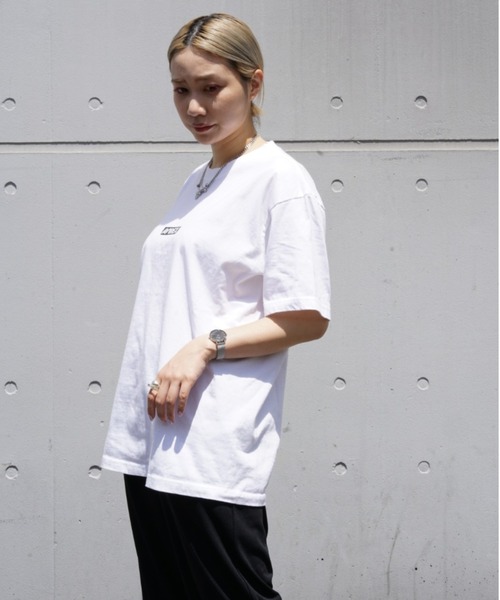 AVIREX（アヴィレックス）の「【WEB&DEPOT限定】バンダナプリント ボックスロゴティーシャツ/ BANDANA PRINT BOX LOGO T-SHIRT（Tシャツ/カットソー・レディース・ブラック/レッド/クリアレッド/ブラック系その他/ネイビー/ブルー・MEDIUM/LARGE/X-LARGE/XX-LARGE）」の17枚目の写真