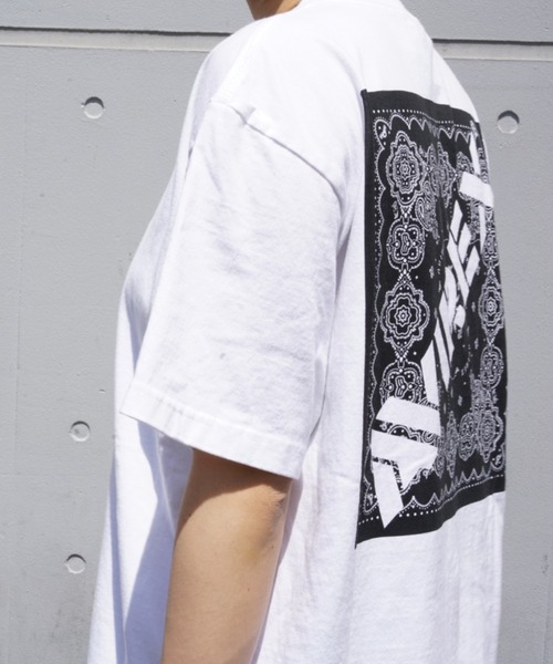 AVIREX（アヴィレックス）の「【WEB&DEPOT限定】バンダナプリント ボックスロゴティーシャツ/ BANDANA PRINT BOX LOGO T-SHIRT（Tシャツ/カットソー・レディース・ブラック/レッド/クリアレッド/ブラック系その他/ネイビー/ブルー・MEDIUM/LARGE/X-LARGE/XX-LARGE）」の20枚目の写真