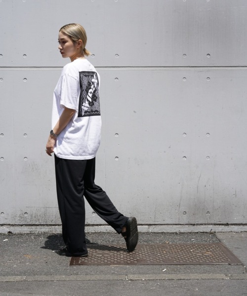 AVIREX（アヴィレックス）の「【WEB&DEPOT限定】バンダナプリント ボックスロゴティーシャツ/ BANDANA PRINT BOX LOGO T-SHIRT（Tシャツ/カットソー・レディース・ブラック/レッド/クリアレッド/ブラック系その他/ネイビー/ブルー・MEDIUM/LARGE/X-LARGE/XX-LARGE）」の18枚目の写真