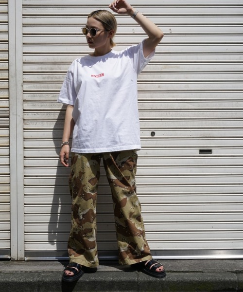 AVIREX（アヴィレックス）の「【WEB&DEPOT限定】バンダナプリント ボックスロゴティーシャツ/ BANDANA PRINT BOX LOGO T-SHIRT（Tシャツ/カットソー・レディース・ブラック/レッド/クリアレッド/ブラック系その他/ネイビー/ブルー・MEDIUM/LARGE/X-LARGE/XX-LARGE）」の8枚目の写真