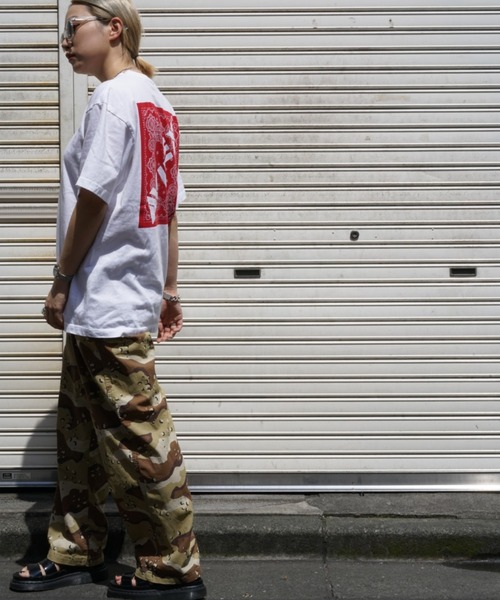 AVIREX（アヴィレックス）の「【WEB&DEPOT限定】バンダナプリント ボックスロゴティーシャツ/ BANDANA PRINT BOX LOGO T-SHIRT（Tシャツ/カットソー・レディース・ブラック/レッド/クリアレッド/ブラック系その他/ネイビー/ブルー・MEDIUM/LARGE/X-LARGE/XX-LARGE）」の12枚目の写真