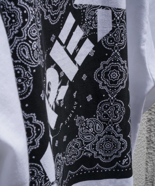 AVIREX（アヴィレックス）の「【WEB&DEPOT限定】バンダナプリント ボックスロゴティーシャツ/ BANDANA PRINT BOX LOGO T-SHIRT（Tシャツ/カットソー・レディース・ブラック/レッド/クリアレッド/ブラック系その他/ネイビー/ブルー・MEDIUM/LARGE/X-LARGE/XX-LARGE）」の9枚目の写真