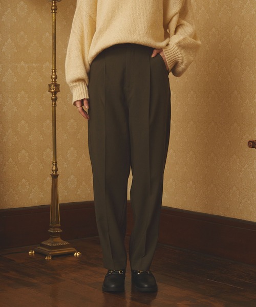 PURIL（ピュリル）の「【PURIL】TRセンタープレス タック入りテーパードパンツ（スラックス・レディース・ブラウン/カーキ/ボルドー・S/M）」の2枚目の写真