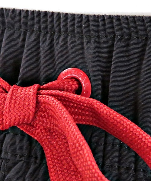 TOMMY HILFIGER(トミーヒルフィガー)の「【TOMMY HILFIGER/トミーヒルフィガー】サイドライン スイムショーツ(水着・メンズ・ブラック/ネイビー・S/M)」の6枚目の写真