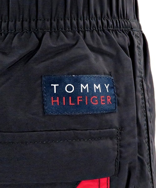 TOMMY HILFIGER(トミーヒルフィガー)の「【TOMMY HILFIGER/トミーヒルフィガー】サイドライン スイムショーツ(水着・メンズ・ブラック/ネイビー・S/M)」の5枚目の写真