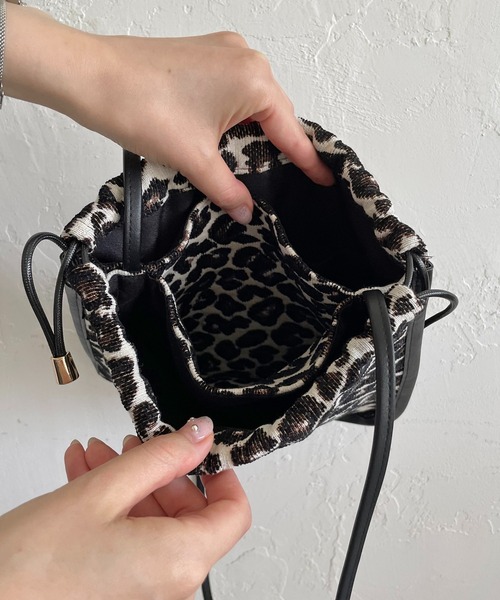 CAPRICIEUX LE'MAGE（カプリシューレマージュ）の「ジャガードドロストバッグ（ショルダーバッグ・レディース・ブラウン・ONE SIZE）」の5枚目の写真