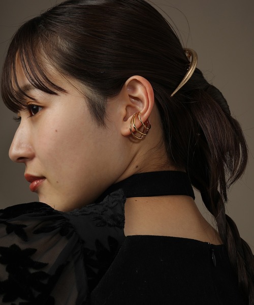 voov（ブーブ）の「【金属アレルギー対応】立体 フープデザイン ライン リング イヤーカフ サージカルステンレス（イヤーカフ・レディース・ゴールド/シルバー・フリー）」の15枚目の写真