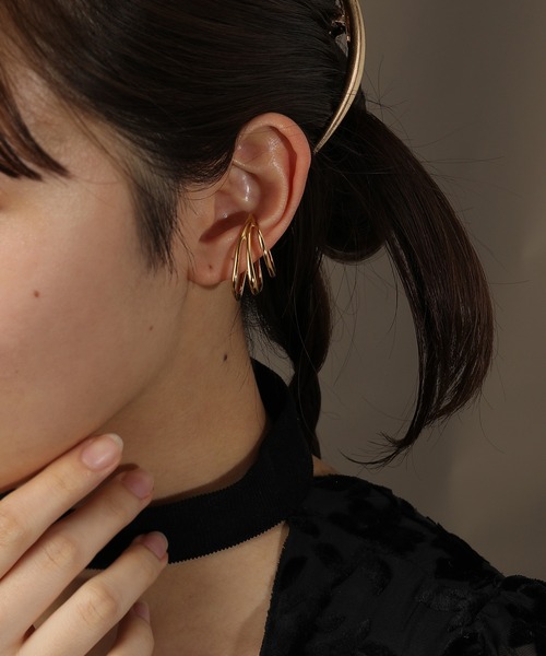 voov（ブーブ）の「【金属アレルギー対応】立体 フープデザイン ライン リング イヤーカフ サージカルステンレス（イヤーカフ・レディース・ゴールド/シルバー・フリー）」の16枚目の写真