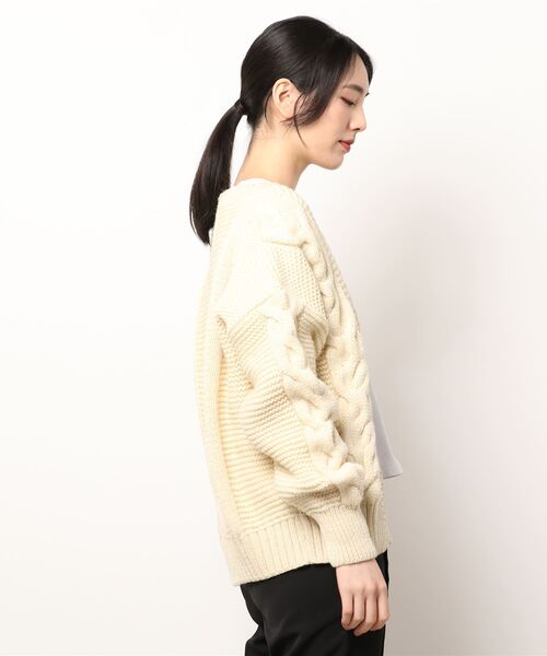 Kerrywoollenmills（ケリーウーレンミルズ）の「Big Cable Pearl Stitch Cardigan（カーディガン/ボレロ・レディース・パープル系その他/ホワイト系その他/グリーン系その他・34）」の4枚目の写真