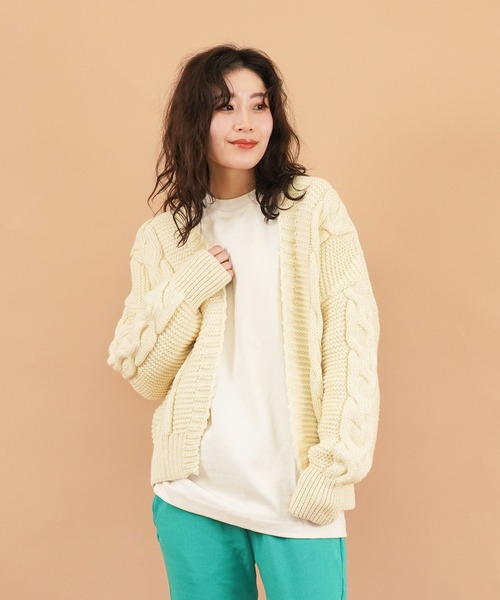 Kerrywoollenmills（ケリーウーレンミルズ）の「Big Cable Pearl Stitch Cardigan（カーディガン/ボレロ・レディース・パープル系その他/ホワイト系その他/グリーン系その他・34）」の2枚目の写真
