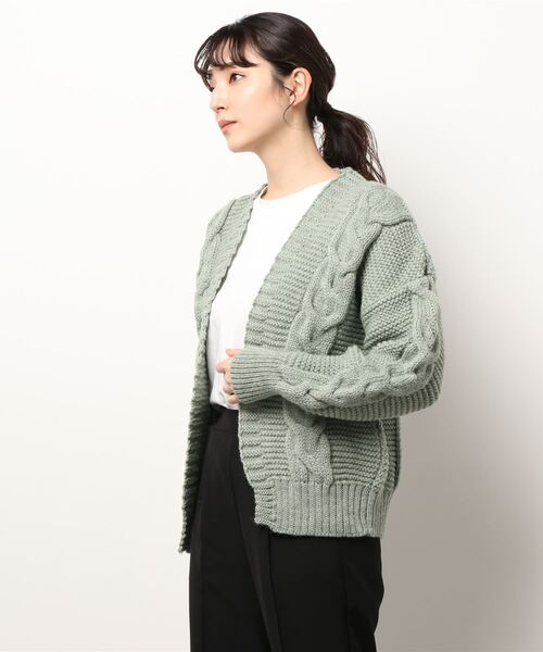 Kerrywoollenmills（ケリーウーレンミルズ）の「Big Cable Pearl Stitch Cardigan（カーディガン/ボレロ・レディース・パープル系その他/ホワイト系その他/グリーン系その他・34）」の7枚目の写真