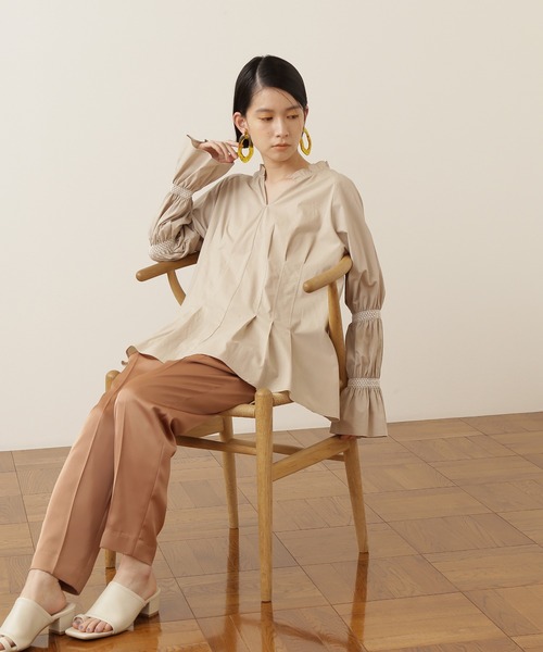 NATURAL BEAUTY BASIC(ナチュラルビューティーベーシック)の「オーガニックコットンスモッキング×タックチュニック(シャツ/ブラウス・レディース・オフホワイト/ベージュ/ネイビー・MEDIUM)」の1枚目の写真